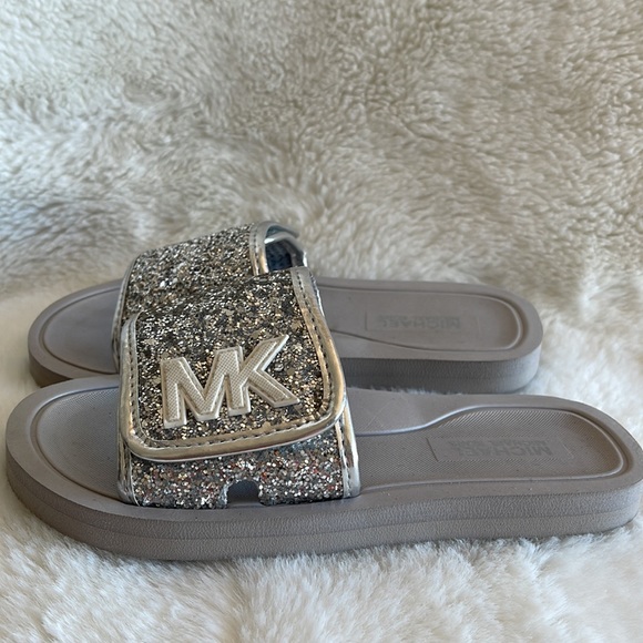 NWOT Michael Kors silver glittery slides for girls - Picture 2 of 5